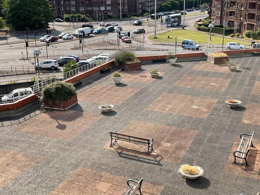 West End Hidden Gem - Modern 2-Bedroom Apartment With Residents Patio Glasgow Exterior foto