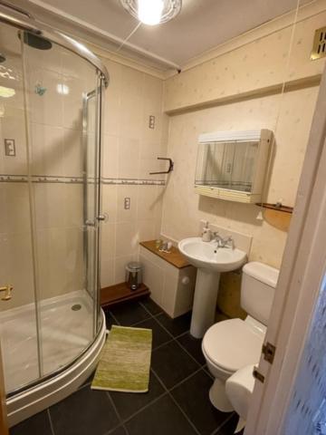 West End Hidden Gem - Modern 2-Bedroom Apartment With Residents Patio Glasgow Exterior foto